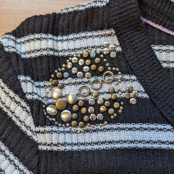 Nanette Lepore long sleeved knit shirt with detail on both shoulders siz… - Picture 9 of 9